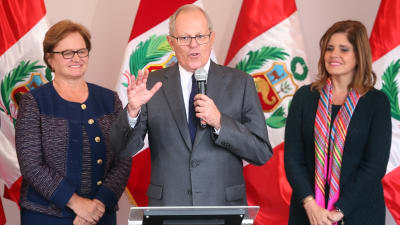 Pedro Pablo Kuczynski flankerad av sin hustru Nancy Lange (till vänster) och vice president Mercedes Araoz.