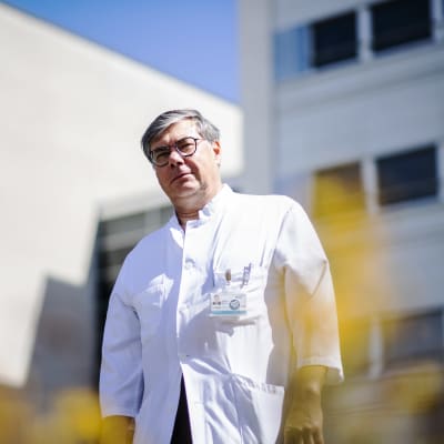Kuvassa on ylilääkäri Asko Järvinen, joka kuvattiin Meilahden sairaala-alueella heinäkuussa 2020.