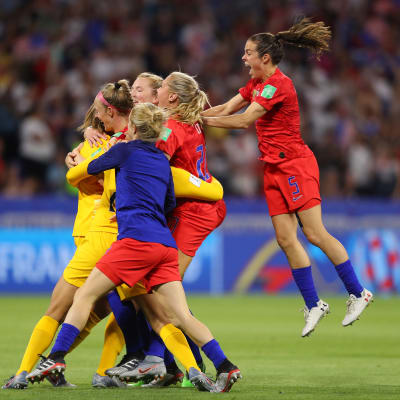 Yhdysvallat eteni jalkapallon naisten MM-finaaliin – Englanti hukkasi rangaistuspotkun
