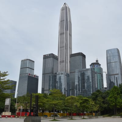 Den högsta skyskrapan i den sydliga metropolen Shenzhen har i praktiken varit stängd på grund av viruskrisen. Vanligen arbetar mer än 10 000 människor i den 600 meter höga byggnaden.