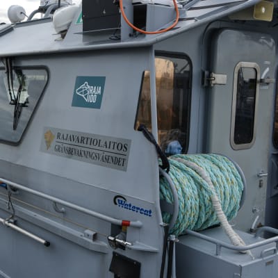 Sjöbevakningens patrullbåt förankrad vid brygga.