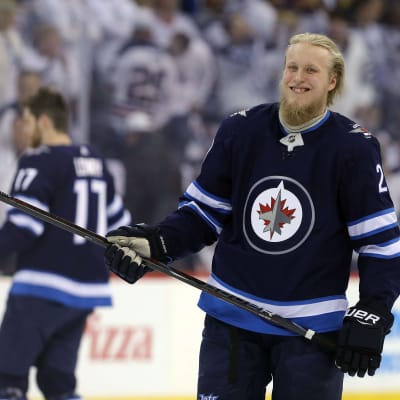 Leende Patrik Laine skrinnar utan hjälm.