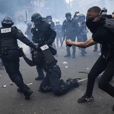 Mellakkapoliiseja ja mielenosoittajia Pariisissa 13. kesäkuuta.