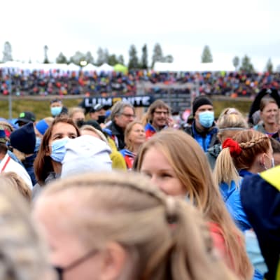 Kuvassa näkyy Jukolassa olevaa yleisöä. Suurimmalla osalla on kasvomaskit.