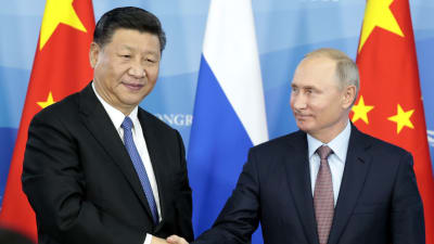 Kinas president Xi Jinping och Rysslands president Vladimir Putin skakade hand efter samtal i samband med ett ekonomiskt forum i Vladivostok den 11 september.