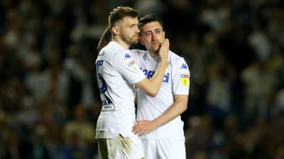 Stuart Dallas och Pablo Hernandez tröstar varandra.