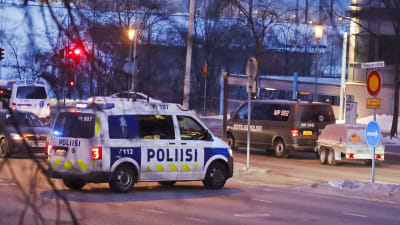 Polisen och försvaret på plats i Tammerfors.
