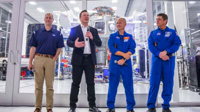 SpaceX-grundaren Elon Musk tillsammans med astronauterna Douglas Hurley och Robert Behnken.