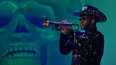 Lil Nas X spelar trumpet på Grammygalan.