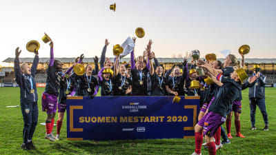 Åland United firar FM-guldet 2020.