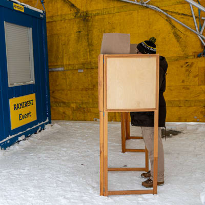 Aluevaalien ulkoäänestyspaikka Hippoksella Jyväskylässä. Mies telttakatoksessa olevassa äänestyskopissa.
