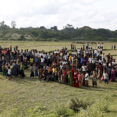 Medlemmar av det muslimska minoritetsfolket Rohingyas har samlats för att sörja bybon Hami Dula som mördades nyligen efter att ha gett en intervju åt utländska medier
