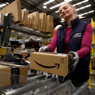 En anställd vid näthandeljätten Amazon packar paket i Peterborough i östra England den 27 november 2019.