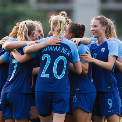 Finland firar ett mål av Eveliina Summanen.