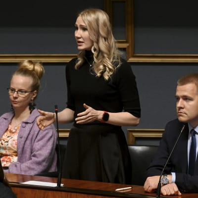 SDP:n kansanedustaja Pinja Perholehto puhuu eduskunnan suullisella kyselytunnilla Helsingissä.