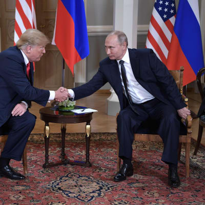 Presidenterna Vladimir Putin och Donald Trump skakar hand på presidentens slott i Helsingfors.