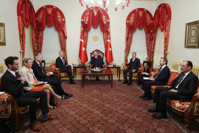 Tiurkiets president Recep Tayyip Erdogan möter Natos generalsekreterare Jens Stoltenberg, omgivna av delegater. 