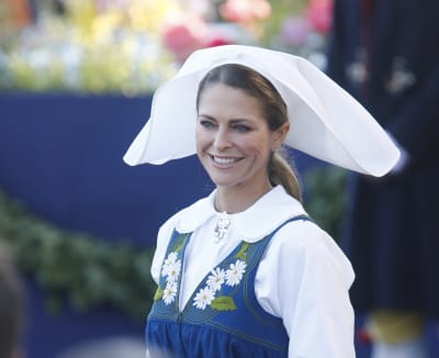 Prinsessan madeleine iklädd Sverigedräkt.