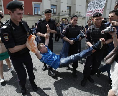 Rysk hbtq-aktivist blir gripen av polis under demonstration.