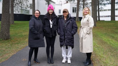Teija Raninen, producent Jessica Chen, regissör Ran Huang och Henna Helander från stiftelsen för Pemar sanatorium står en höstdag utanför den vita sanatoriebyggnaden.