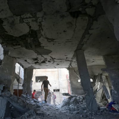  Palestiinalaiset tarkastelevat tuhoja Israelin yön yli Jeniin tekemän iskun jälkeen.
