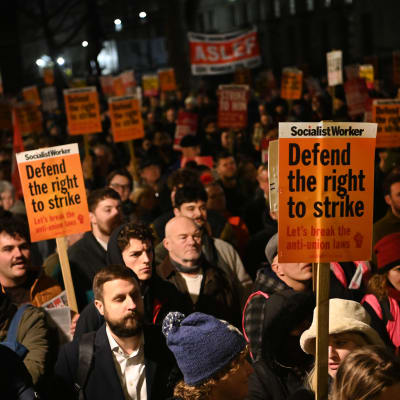 Demonstranter i London protesterar mot inskräkningar i strejkrätten