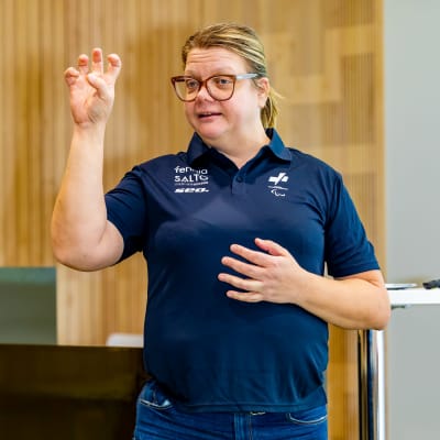 Suomen Paralympiakomitean Kehittämispäällikkö & Tulevaisuuden tähtien vastuuvalmentaja Katja Saarinen selittää Tulevaisuuden Tähdet tilaisuudessa.