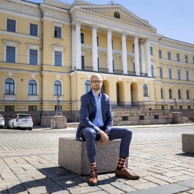 Valtiovarainministeriön budjettipäällikkö Mika Niemelä Senaatintorilla. Takana Valtiovarainministeriö.
