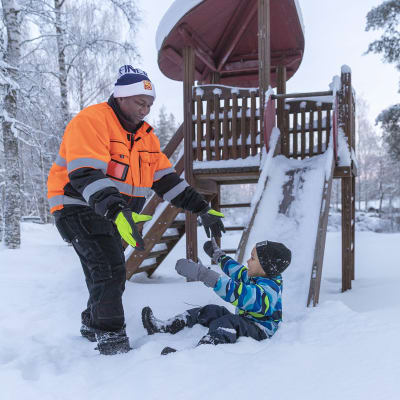 Lamin ja poikansa Yaya leikkivät ulkona lumessa.