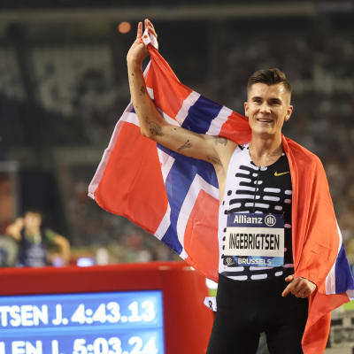 Jakob Ingebrigtsen firar med den norska flaggan.