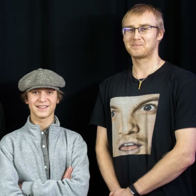 Frans Andersson, Kuutti Kylätasku och Jere Monthan står framför ett svart draperi och tittar in i kameran.