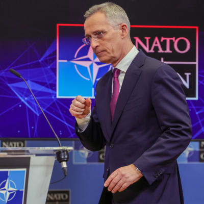 Natos generalsekreterare på scen under en presskonferens
