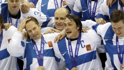 Kimmo Timonen, Sami Salo och Teemu Selänne poserar med sina bronsmedaljer.