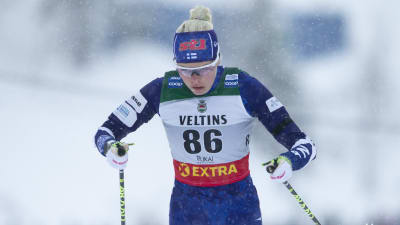 Anni Alakoski åker mot mål i världscupen i Ruka 2019.