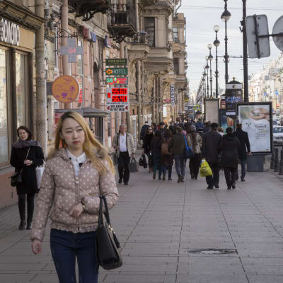 Ihmisiä kävelemässä Pietarin Nevski prospekt kadulla
