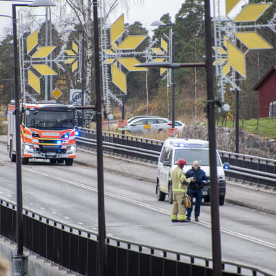 Brandbil och poliser på Mannerheimgatans bro i Borgå efter en olycka.