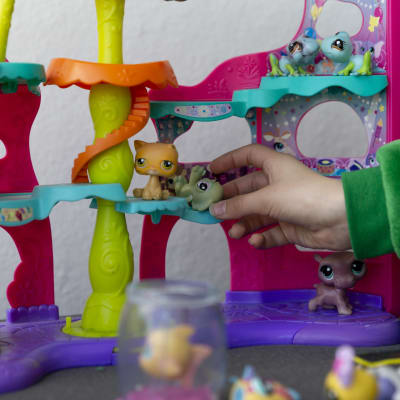Lapsi leikkii Littlest Petshop leluilla.