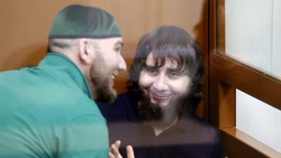 Shadid Gubasjev och Zaur Dadajev (till höger) i väntan på sina straff i rättssalen i Moskva 13.7.2017.