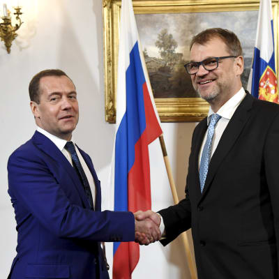 Rysslands premiärminister Dmitrij Medvedev (till vänster) och Finlands statsminister Juha Sipilä skakar hand i Helsingfors den 26 september 2018.