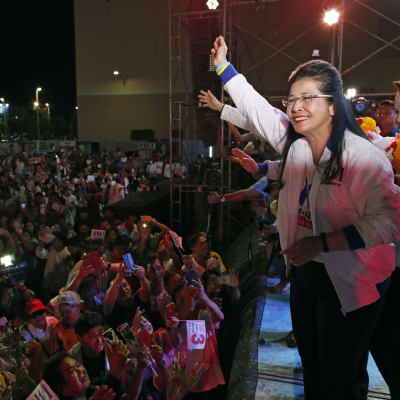 Oppositionsledaren Sudarat Keyuraphan leder landets största parti Pheu Thai som har en god chans att bli det största partiet i det nya underhuset