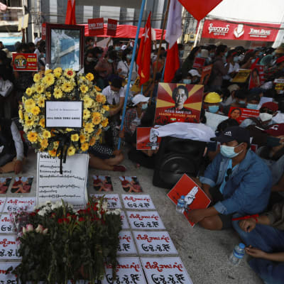 Sotilasjuntan vallankaappausta vastustavat mielenosoittajat kokoontuivat Yangonissa muistamaan perjantaina kuollutta nuorta naista. Häntä ammuttiin päähän viikolla protestien yhteydessä Naypyidawissa.