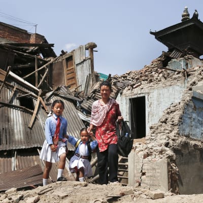 Två nepalesiska flickor återvänder till skolan tillsammans med sin mamma.