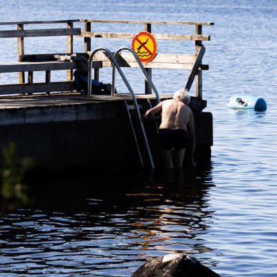 Uimari Rauhaniemen kansankylpylässä.