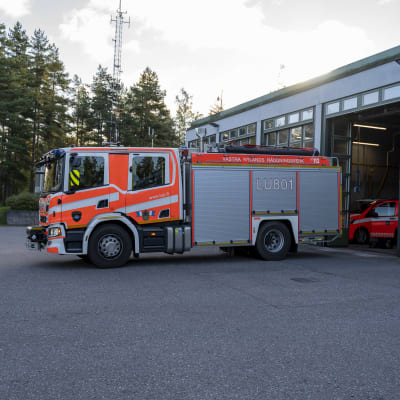 En brandbil kör ut från en brandstation.