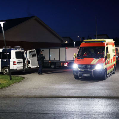Polisbilar och en ambulans på brottsplatsen. 
