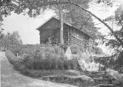 Puutarhurinmökki Hörtsänän arboretumissa Orivedellä, mustavalkoinen arkistokuva, kuva otettu vuonna 1937.
