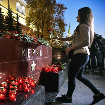 Människor i Kertj har lagt blommor och ljus vid stadens minnesmärke för andra världskrigets offer för att hedra offren för skolskjutningen.  