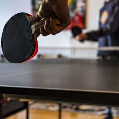Kaksi nuorta pelaavat pingistä torniolaisessa perhekodissa