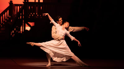 Kuvassa Sibelius-baletin tanssijat eläytyvät lavalla, Abigail Sheppard Ainona Henry Grey Jean Sibeliuksena.