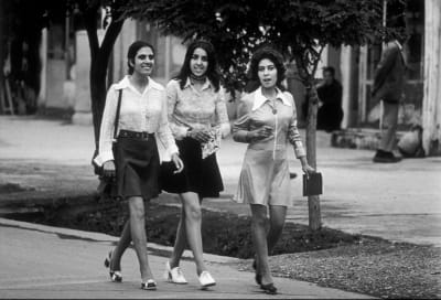 Kolme nuorta minihameisiin pukeutunutta naista kävelee rinnakkain Kabulin kadulla vuonna 1972. 
